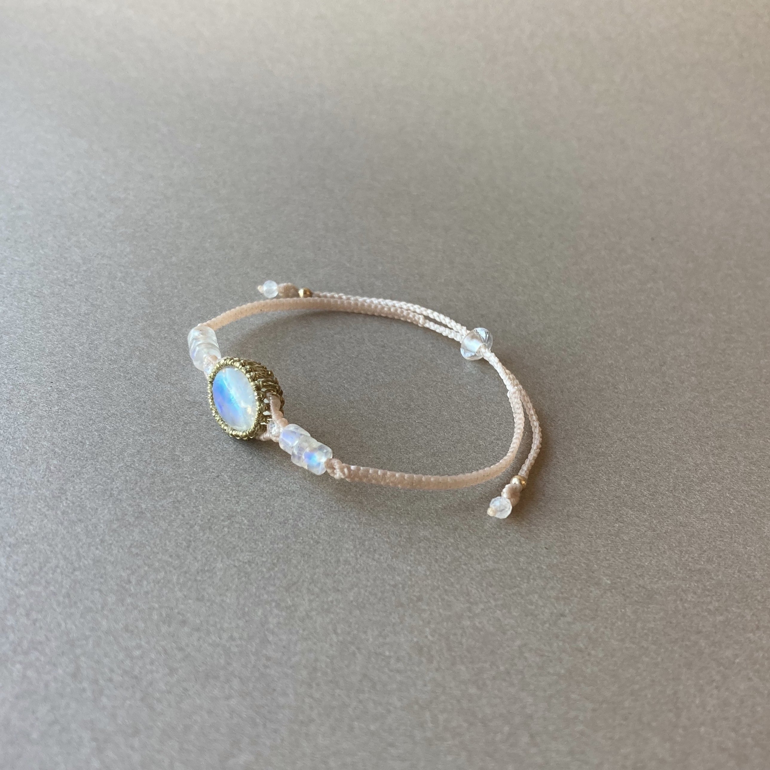 ムーンストーンのマクラメ編み 天然石ブレスレット | SHANTi WALA