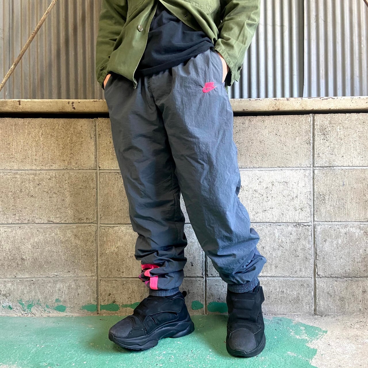 90年代 銀タグ Nike ナイキ ロゴ刺繍 ナイロンパンツ メンズm 古着 90s ビンテージ ヴィンテージ ジョグパンツ ウォームアップパンツ ウエスト紐入り 裾リブ 裾ジップ 裏地付き グレー 灰色 ロングパンツ Al Cave 古着屋 公式 古着通販サイト