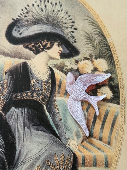 輸入デザインパーツマザーオブパール ピンクシェル ツバメ つばめ  42mm×35mm ピンク チャーム アクセサリーパーツ カルトナージュ デコレーション材