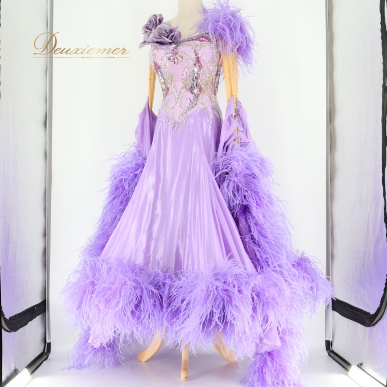 社交ダンス 衣装 チャコット Chacott スタンダードドレス ワンピース スタンダード 紫 フロート レース ファー フェザー デモ 競技 ダンス パーティ 発表会 高級感 豪華 上品 ラベンダー パープル系 パフォーマンス 目立つ 美しい おしゃれ 女性用 コスチューム パーティー衣装 フェミニン