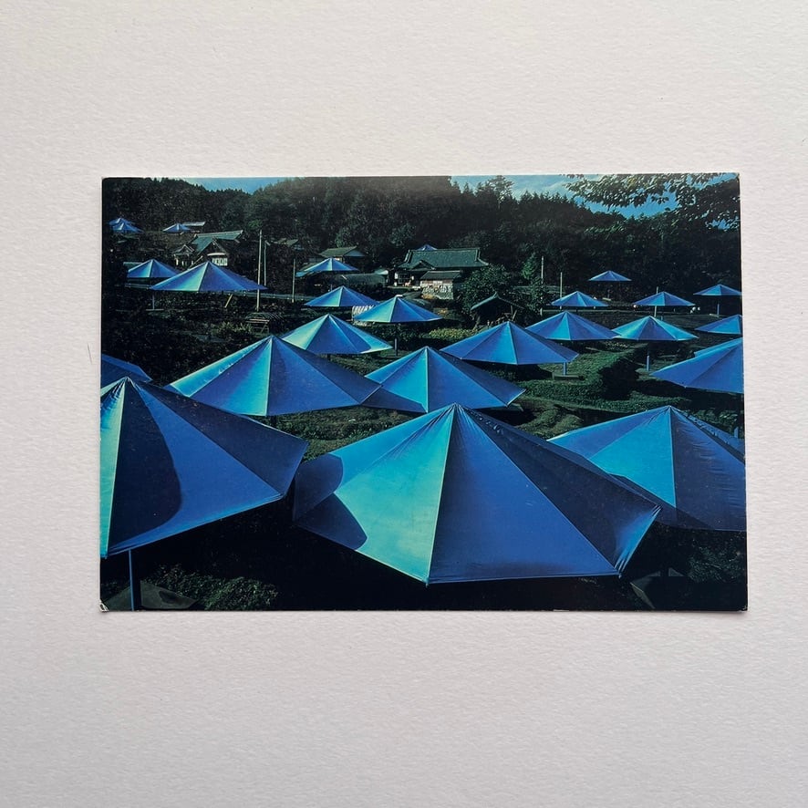 【絶版ポストカード】クリスト　アンブレラ　CHRISTO THE UMBRELLAS, JAPAN - USA, 1984-91. Ibaraki, Japan Site. Photo: Wolfgang Volz. Copyright Christo 1991.　[310195174]