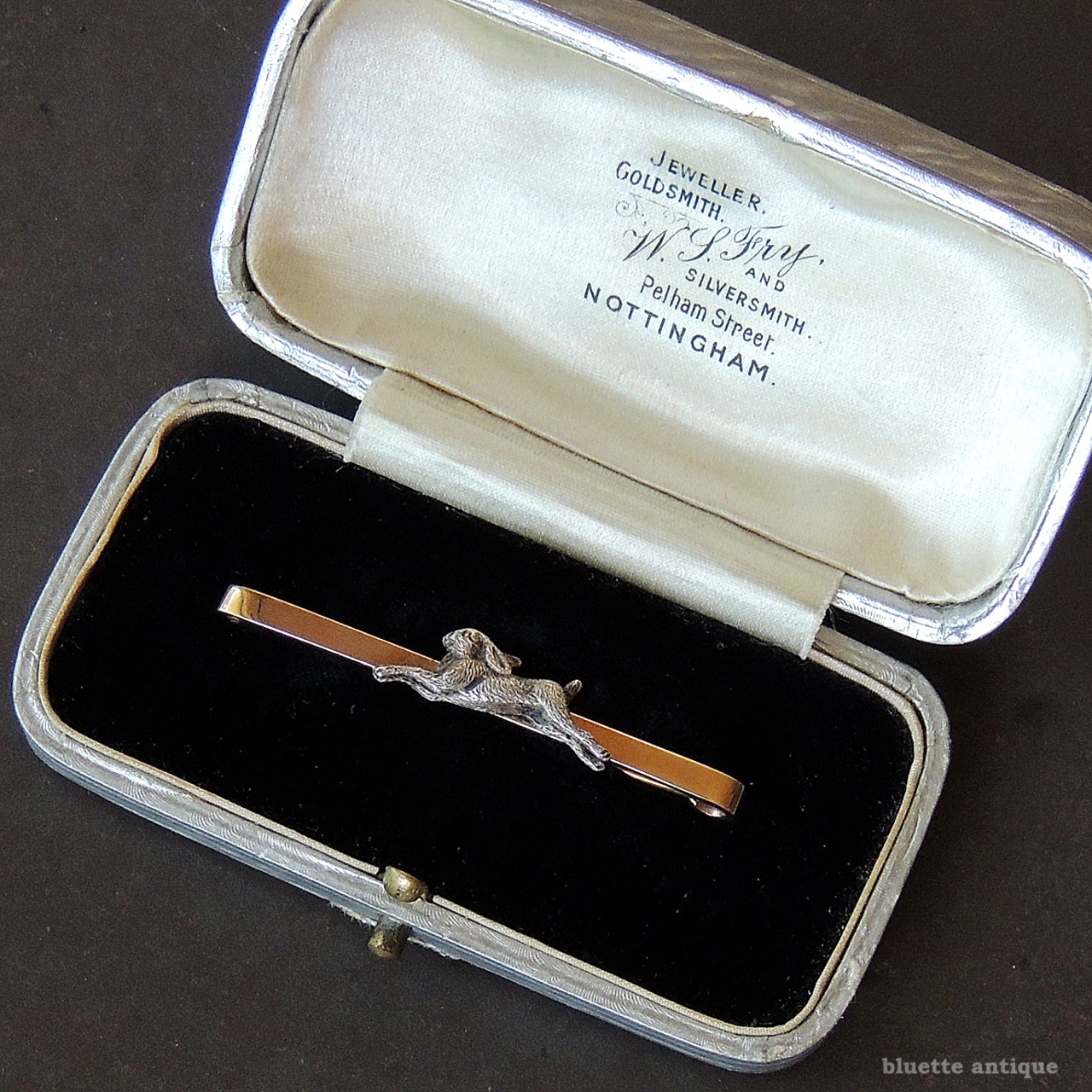 英国ヴィンテージジュエリー 9ctゴールド ランニングラビット バーブローチ