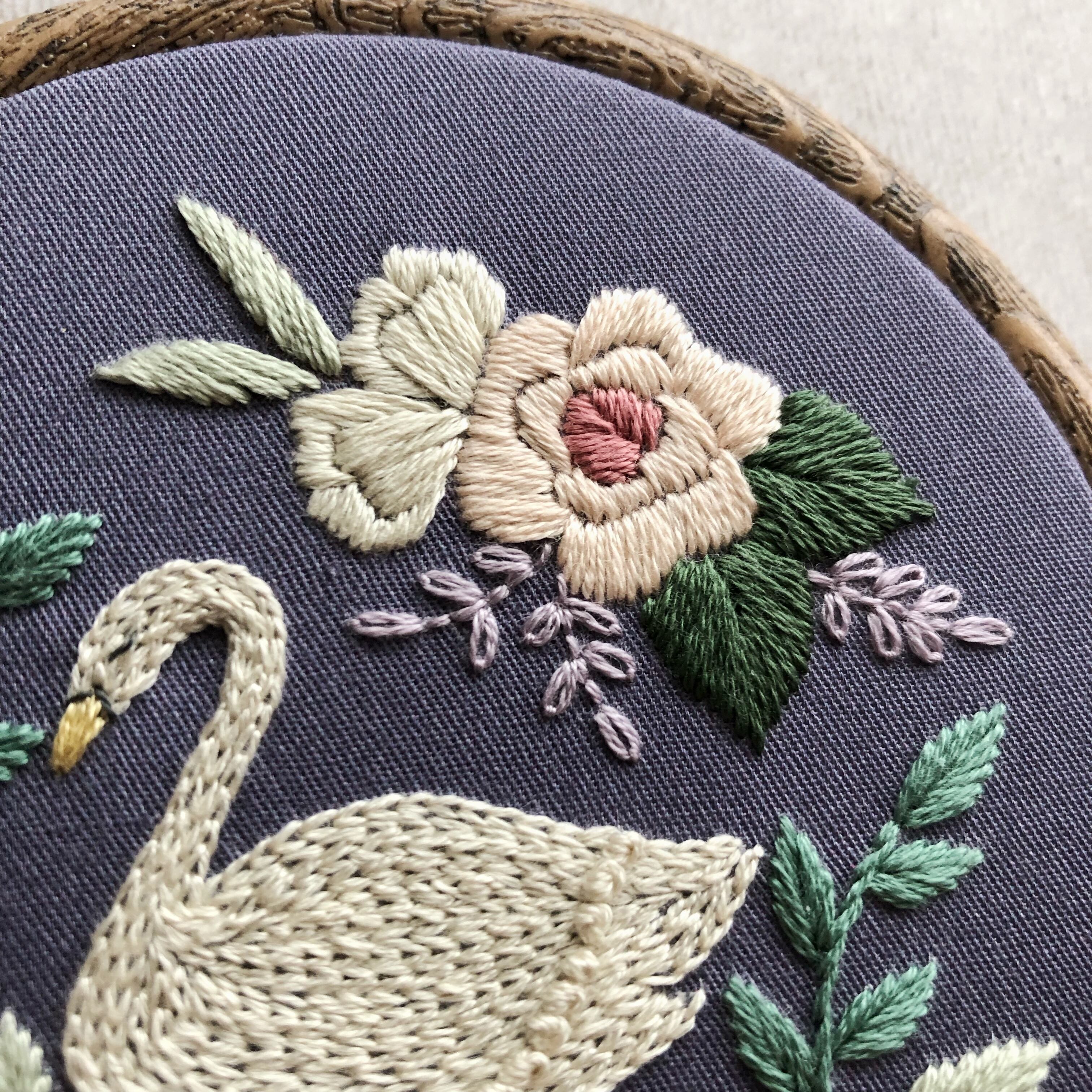 刺繍キット〉白鳥の刺繍ミニフレーム・ラウンド | Marguerite刺繍教室