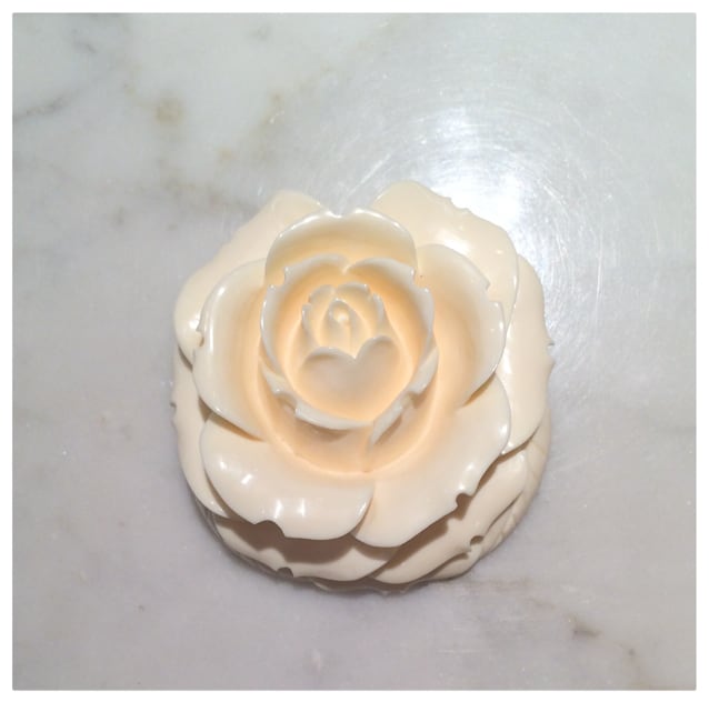 象牙色の樹脂製 薔薇のブローチ Akio Mori