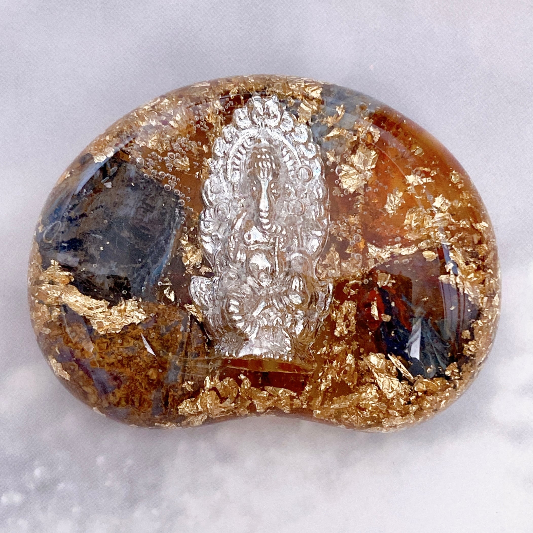 白蛇抜殻入り オルゴナイト 握り石 虎 04e5fc96ee945ce047ba118ed61a4f