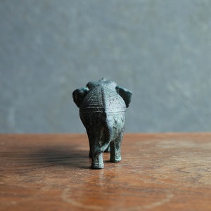 ずっしりと揺るがない、ブロンズのゾウ