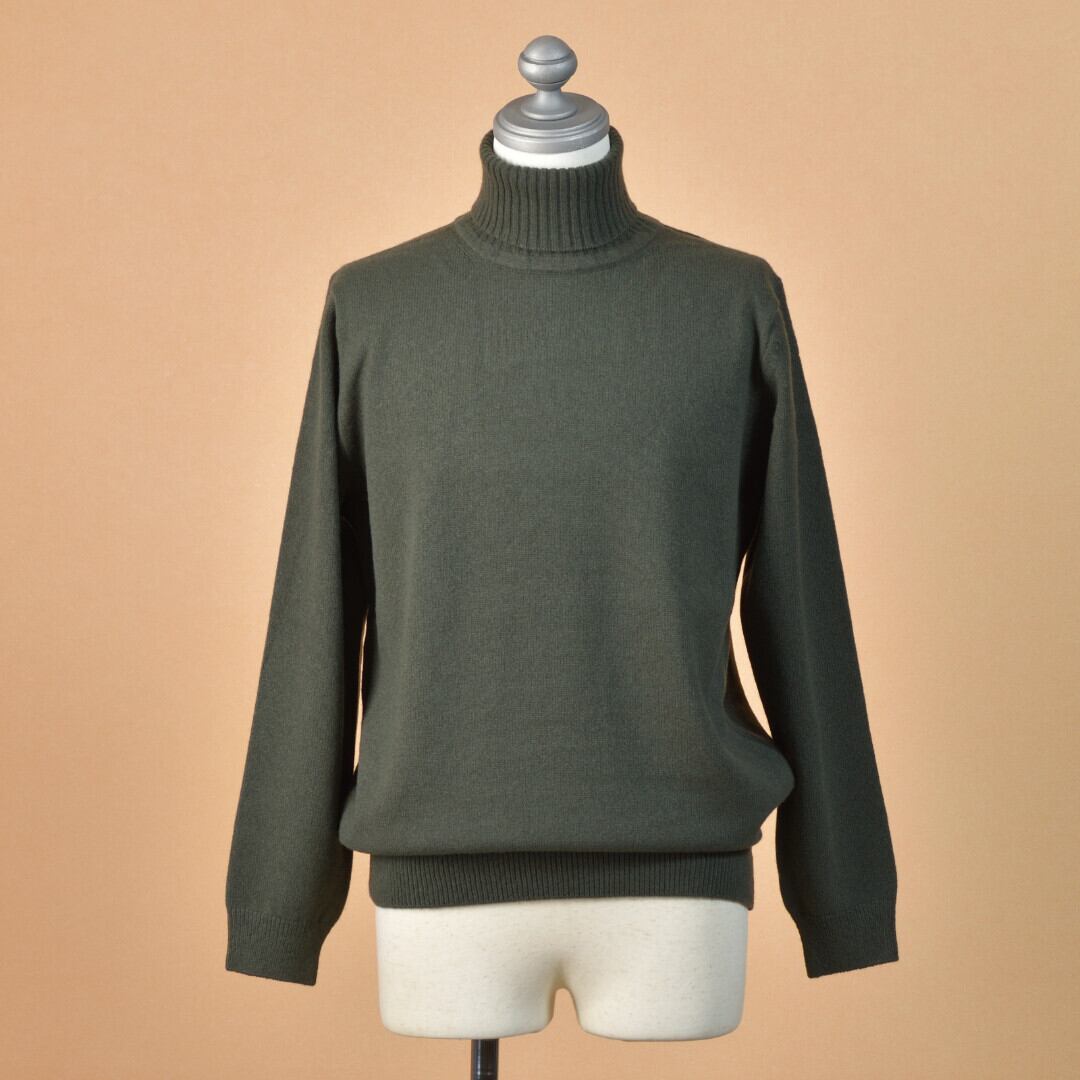 mooncastle ムーンキャッスル カシミア・シルク・ウールタートルネックセーター・モスグリーン 柔らかいラムウールにカシミアとシルクをブレンドしたニットです【送料無料】