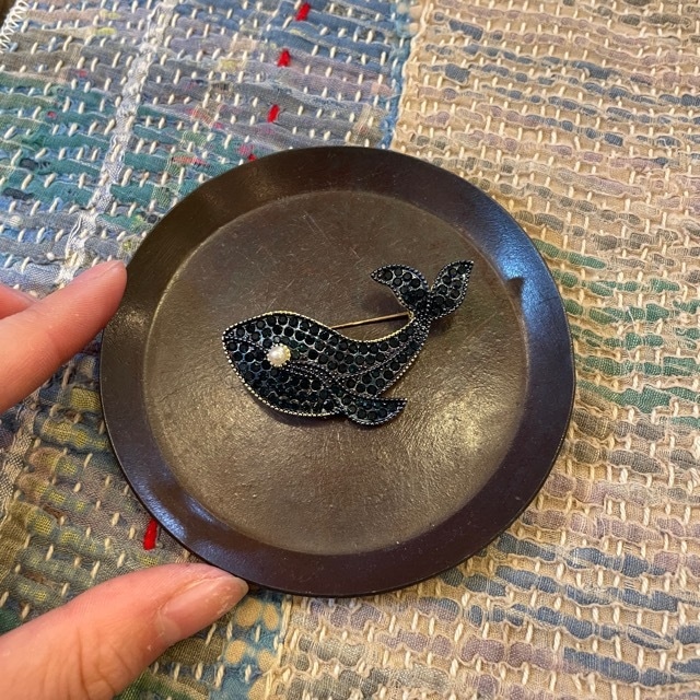 TOPANGA Jewelry Bijou art brooch Whale (Large) / ビジューアートブローチ クジラ 大 プレゼント プチギフト ジャケット 帽子 バッグ ニット キラキラ アクセサリー かわいい ファッション小物