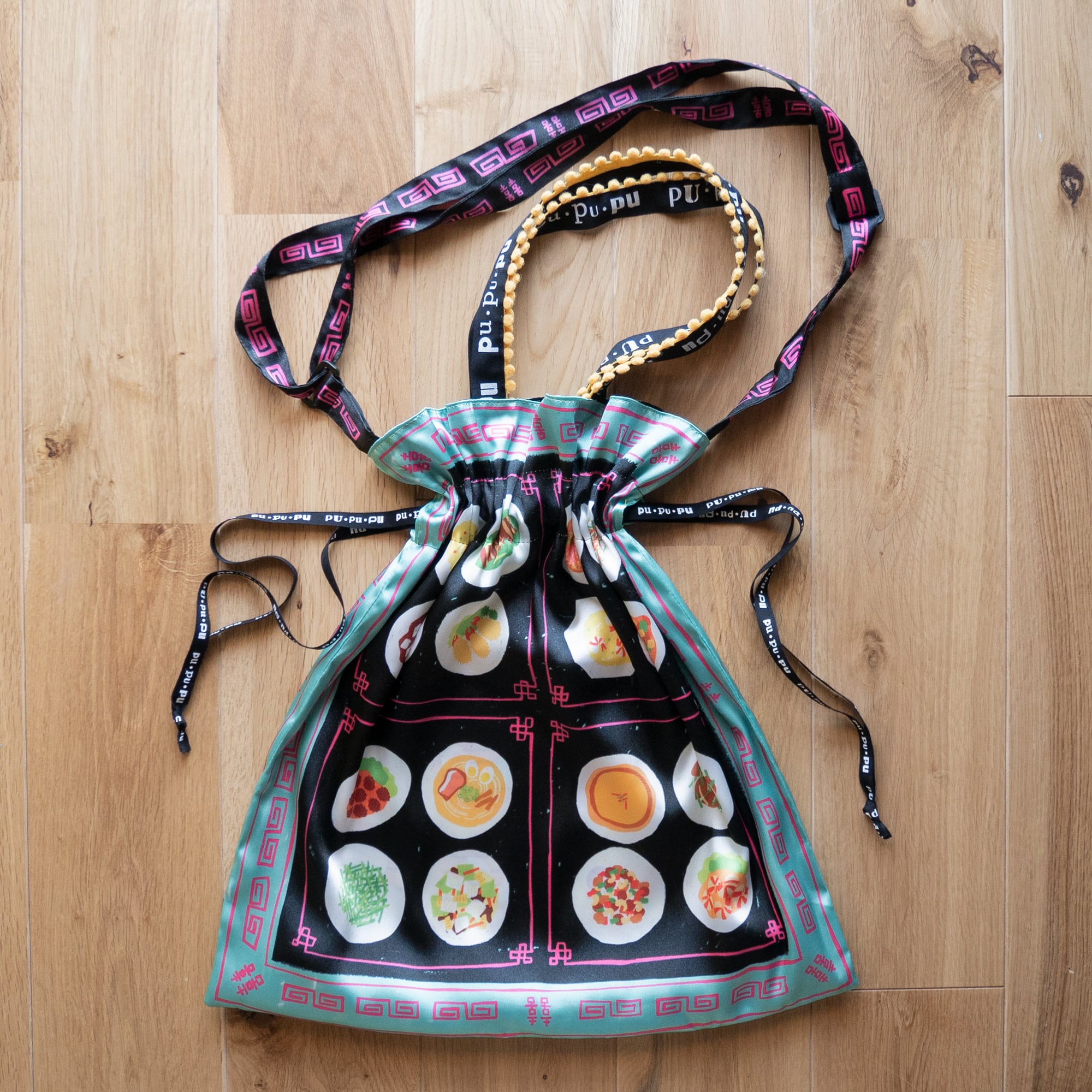pupupu 2wayおいしい巾着バッグ純喫茶柄と中華柄のリバーシブル pupupu 2wayおいしい巾着バッグ純喫茶柄と中華柄のリバーシブル 【公式