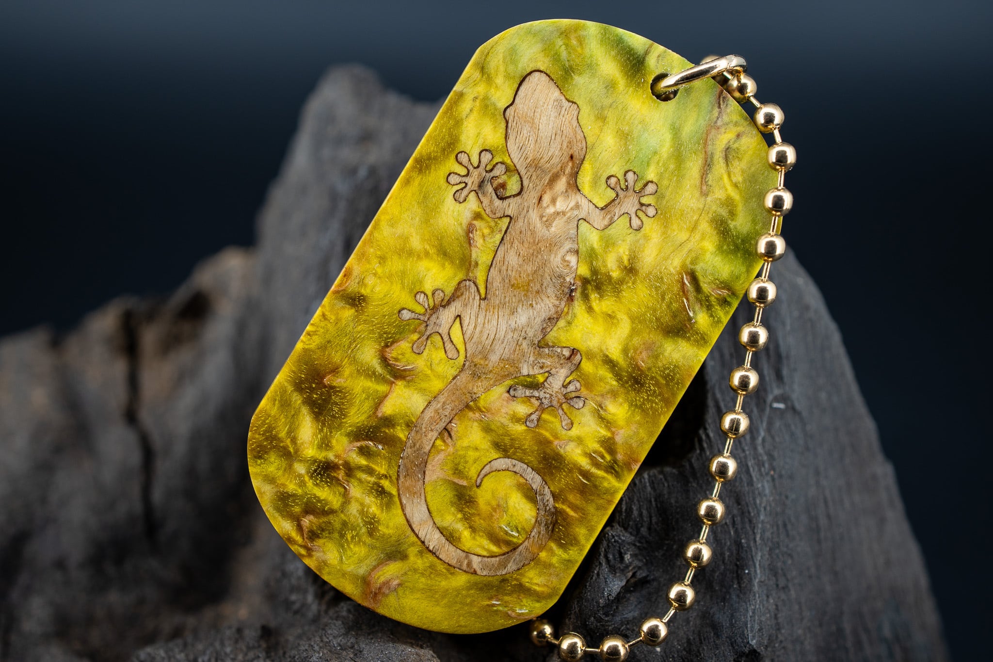 【 北欧の銘木 】 マスールバーチ スタビライズウッド ドッグタグ 木象嵌 木登りトカゲ