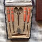 ソーイングセット　ケース入り 裁縫道具6点セット（コーラル×黒ストライプ）アールデコ 12OTu1