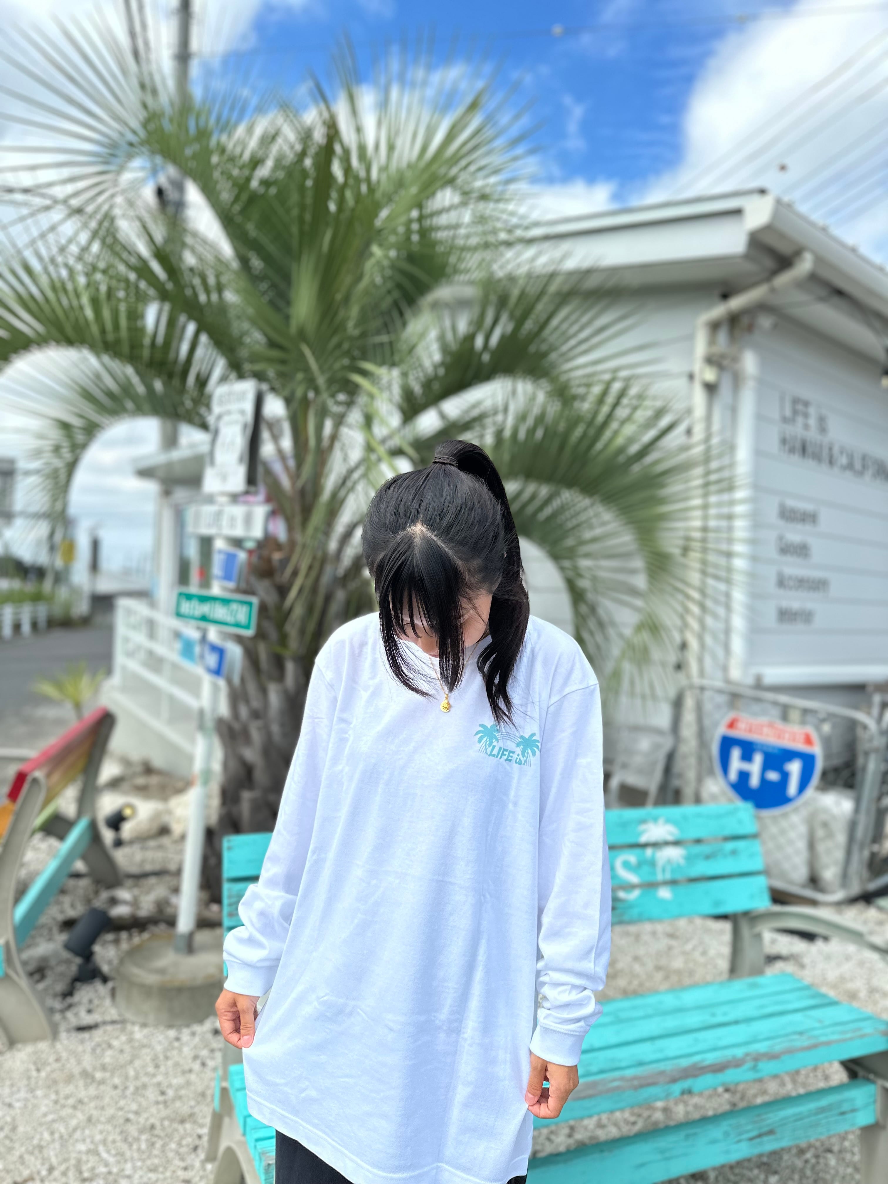 LIFE is × TAMOコラボ ワンカラーロンT ￥7,000(￥7,700)