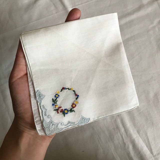 リースが刺繍された布