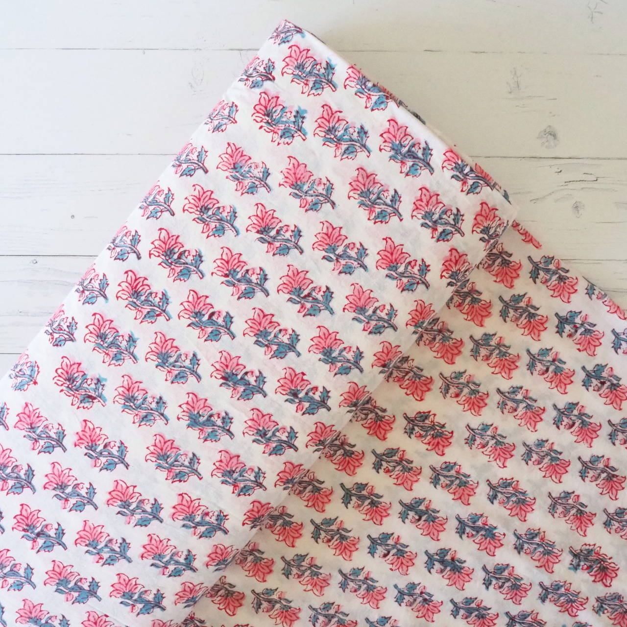 ブロックプリント生地【50cm単位】インド綿 小花柄 白×ピンク#31570-WT2