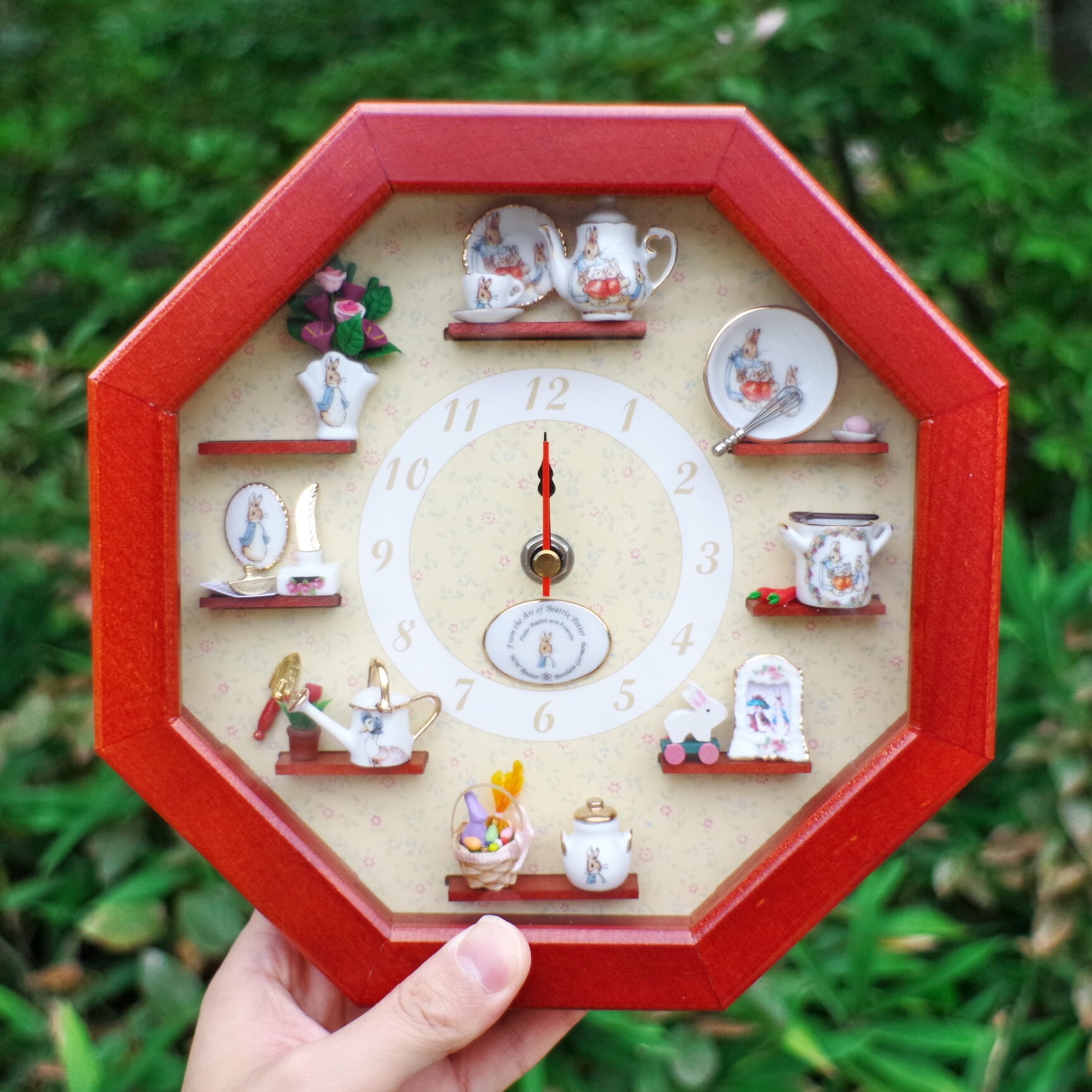 ピーターラビットの壁かけ時計　イギリス製 ロイター ピーターラビットの掛け時計 | 木のおもちゃ専門店 おもちゃ