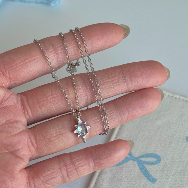 Lola八芒星のオーロラネックレス