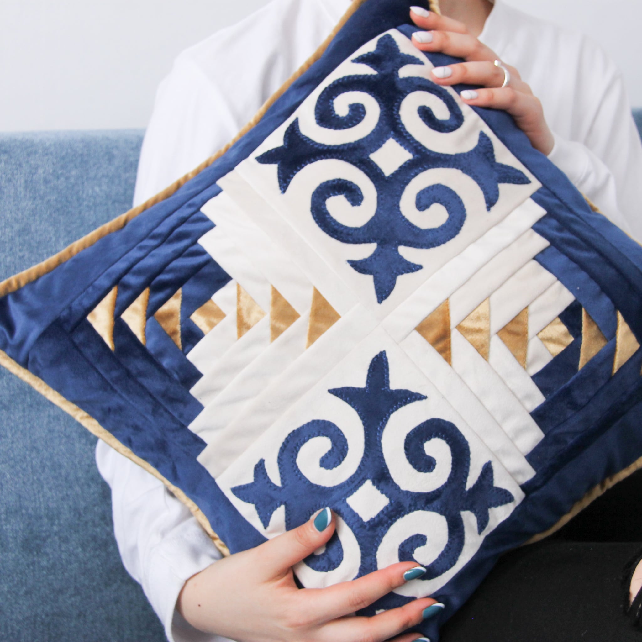 再入荷】キルギス伝統 パッチワーククッション 45cm×45cm オイモ