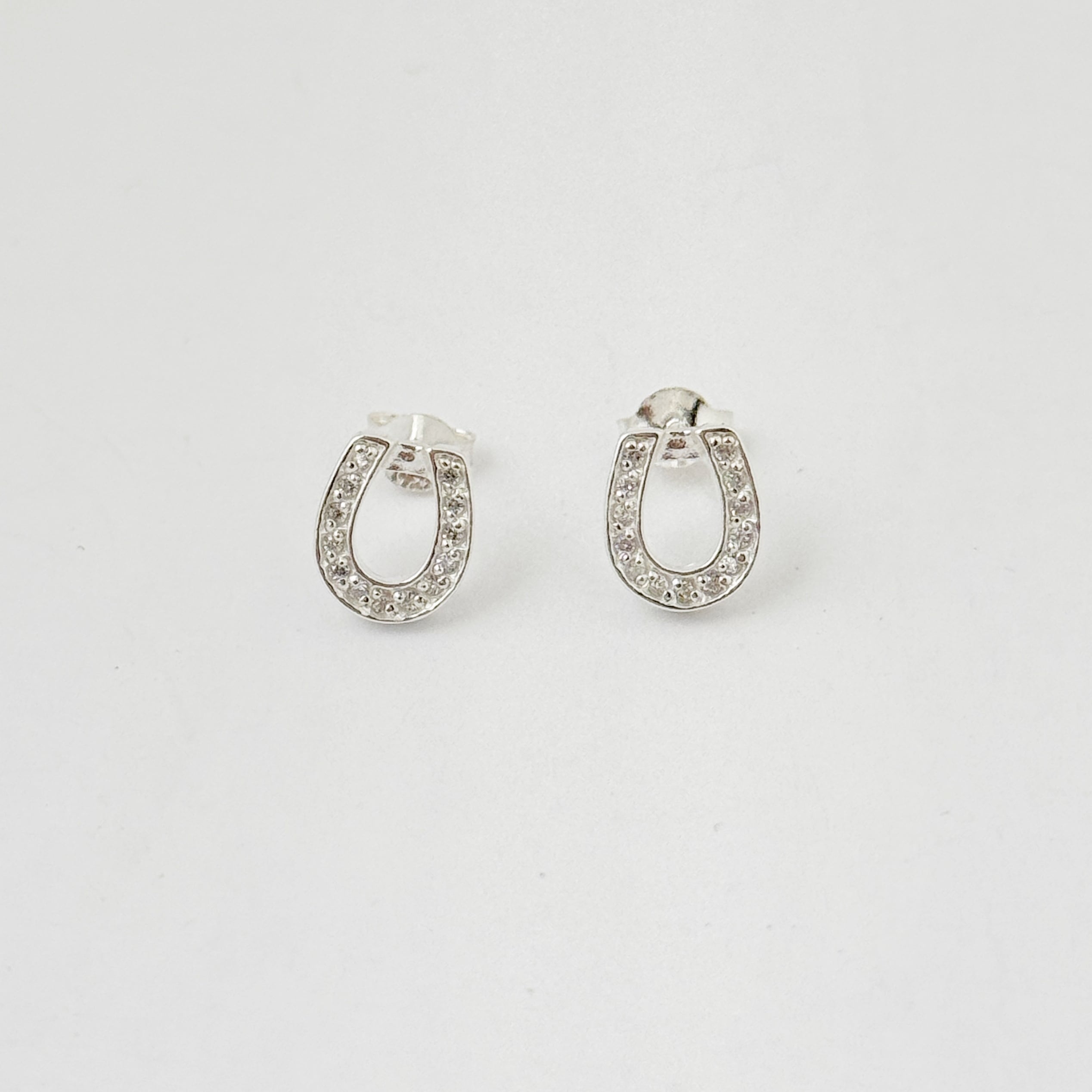 再入荷】ジルコニア 上向き 馬蹄 スタッド ピアス 馬 蹄鉄 ホース うま 再入荷】ジルコニア 上向き 馬蹄 スタッド ピアス 馬 蹄鉄 ホース うま