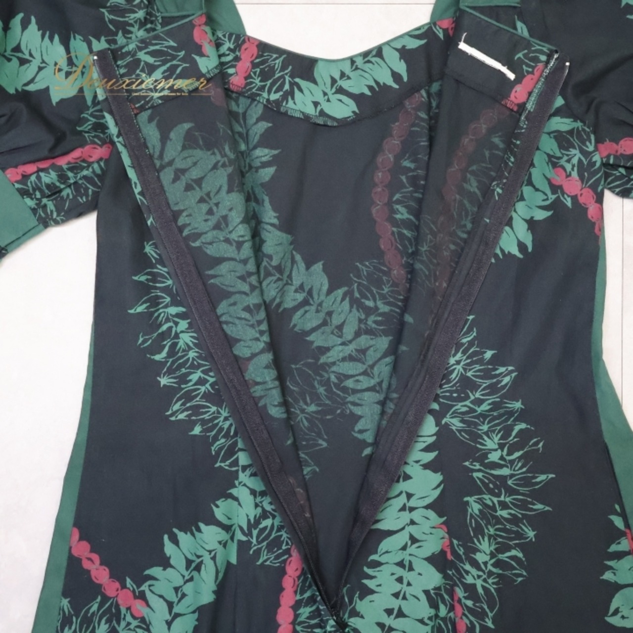 フラダンス 衣装 ワンピース ドレス グリーン系 パフスリーブ フリル ポケット付き シンプル レイ柄 かわいい 華やか 鮮やか 大人っぽい エレガント 緑 黒 赤 ハワイアン アロハ ハワイアンプリント フラ ダンス レッスン 練習 スタイリッシュ おしゃれ