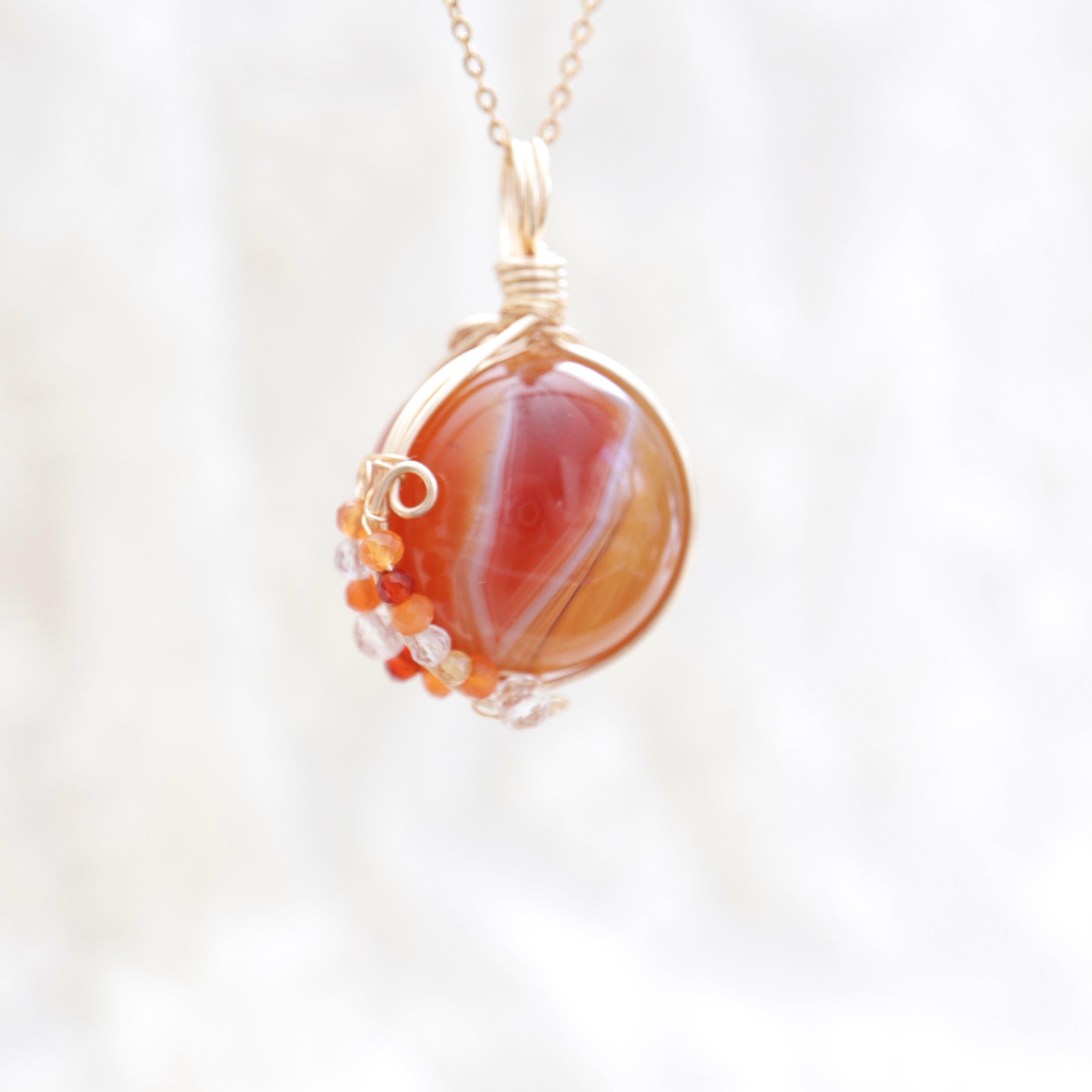 【1点もの】カーネリアンサードニクスの天然石ペンダント《赤と白の恋模様》|情熱とやさしさを織りなす恋の石