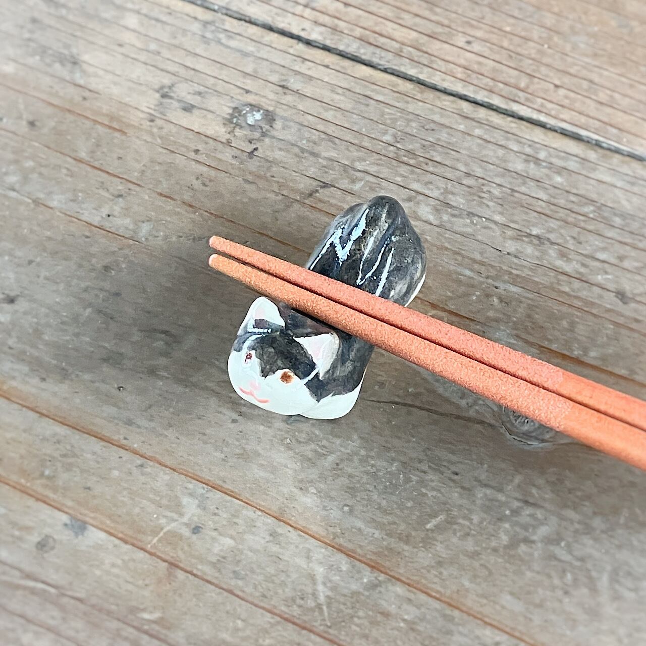 ねこ箸置き（立体）　ハチワレ