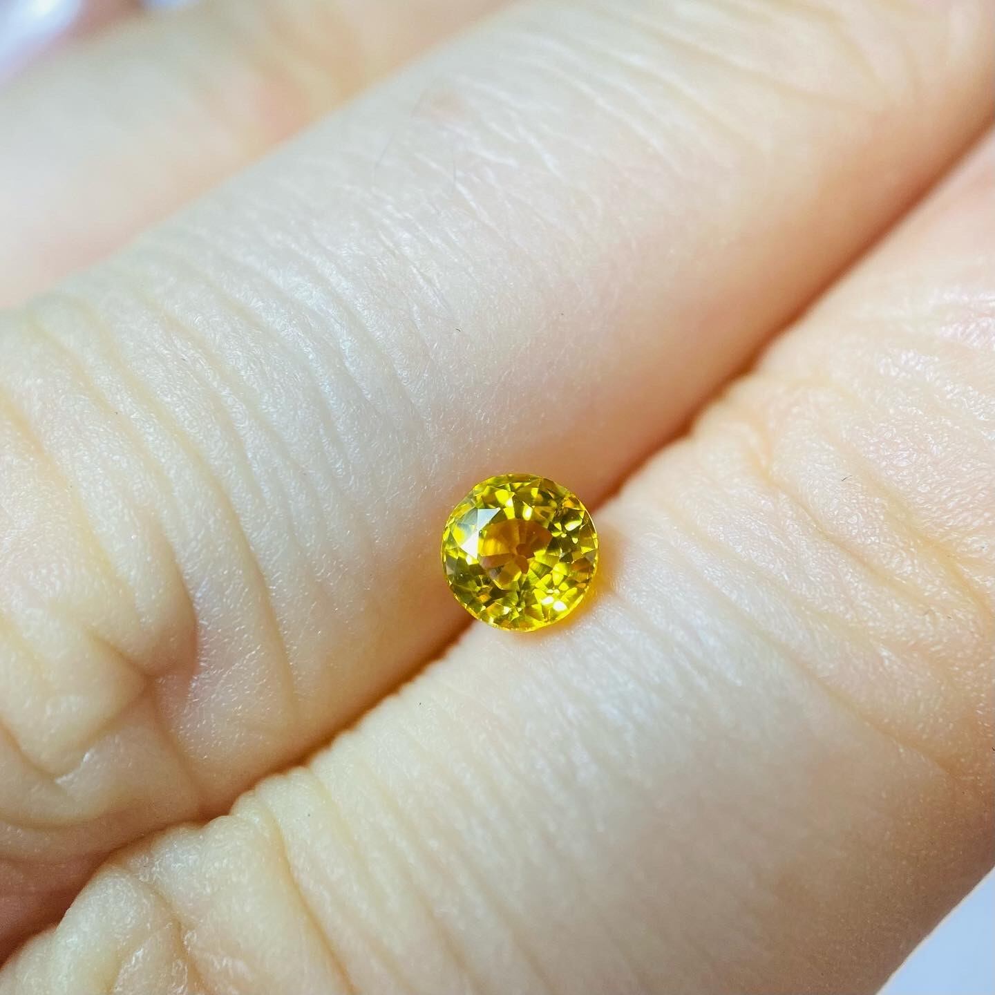 ひまわりカラーの元気イエローサファイア