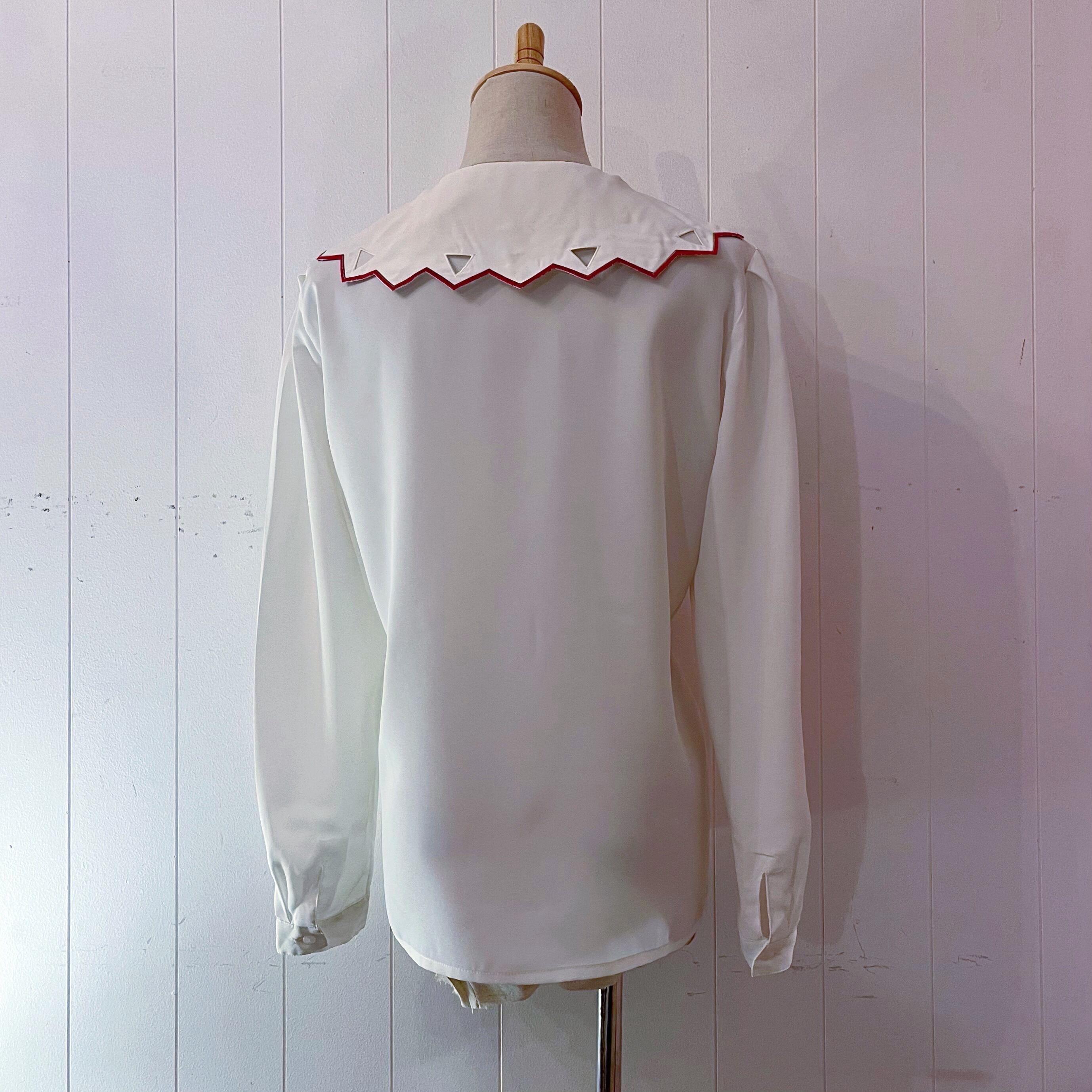 triangle cutting collar white blouse