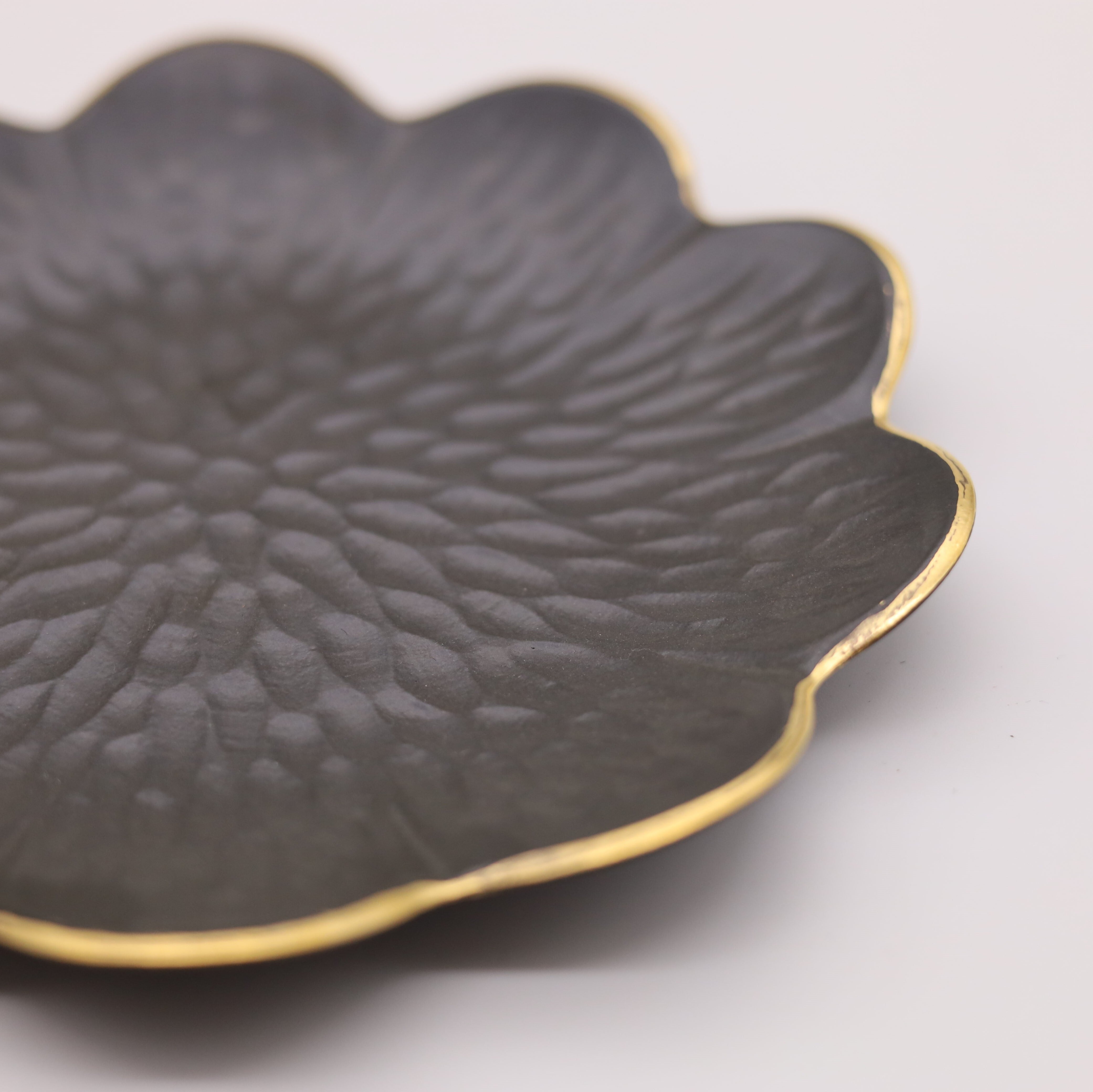 黒漆釉 菊16cm皿 （金・プラチナ） | 有田焼窯元 貝山窯