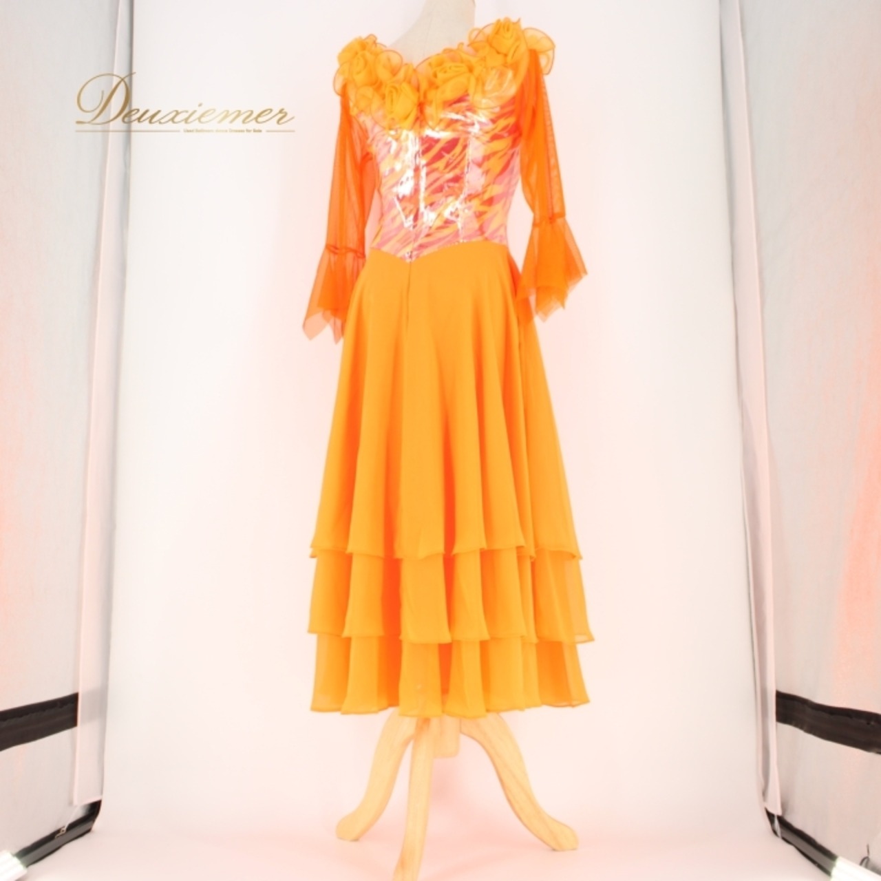 社交ダンス 衣装 スタンダード ドレス ワンピース パーティドレス Create-Sun クリエイトサン オレンジ系 コサージュ キラキラ 光沢感 デモ 夕日 輝き ダンス映え セクシー フェミニン 軽やか ステージ衣装 おしゃれ 体型カバー シンプル シルエット レトロ キュート ジャズ ダンスパーティー 派手目