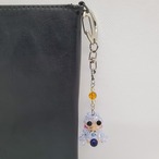 ９月の誕生石を抱く愛らしい男の子の赤ちゃんモチーフアクセサリー