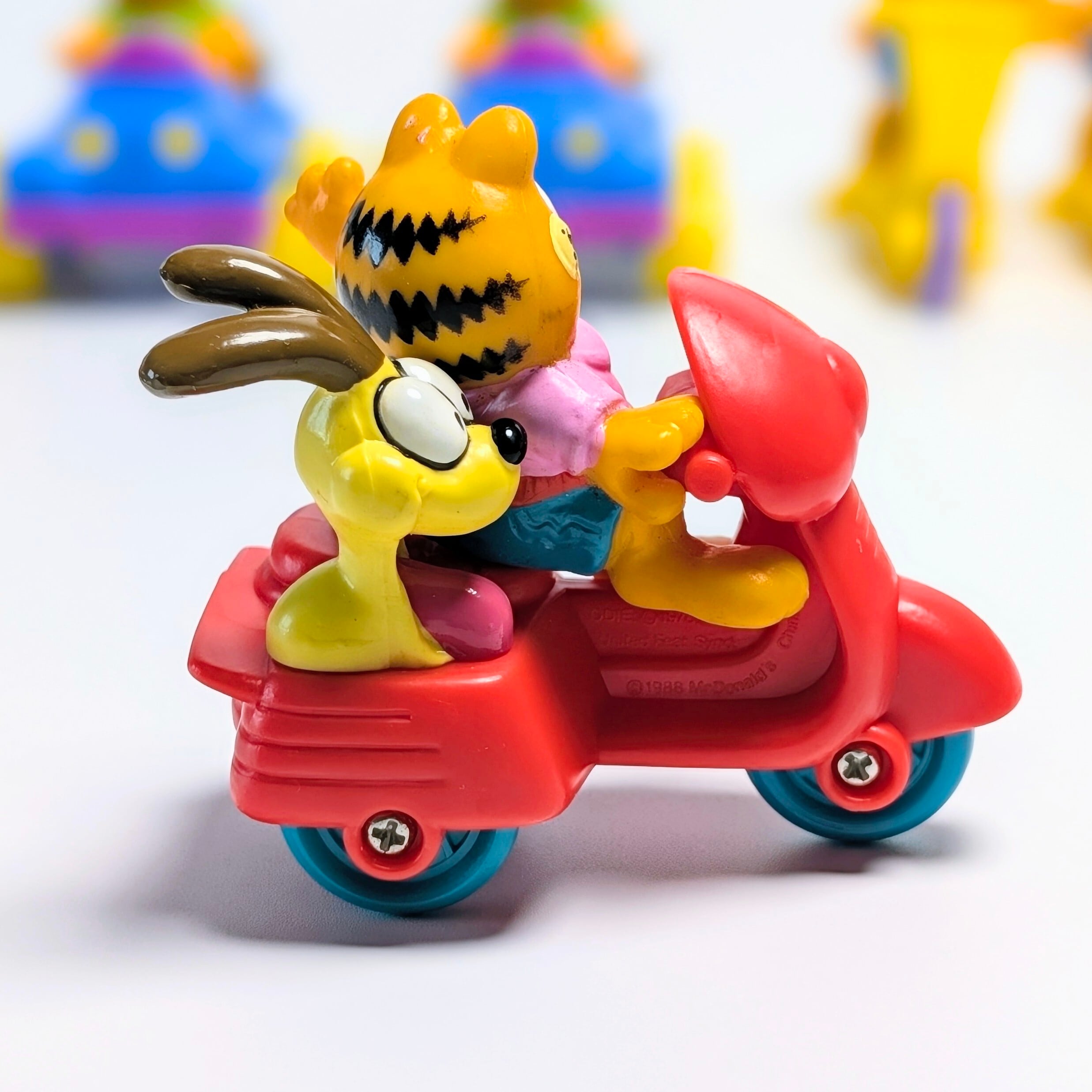☆ VINTAGE 1988 ☆【 McDonald's  ( マクドナルド ) 】1988年マクドナルドミールトイ 『 Garfield & Odie Riding on a Scooter（ガーフィールド オン スクーター&サイドカー オン オーディー）』〜スクーターに乗る呑気なあいつら(笑)〜 / ミールトイ / ハッピーミール 〚アメリカン雑貨 アメトイ〛