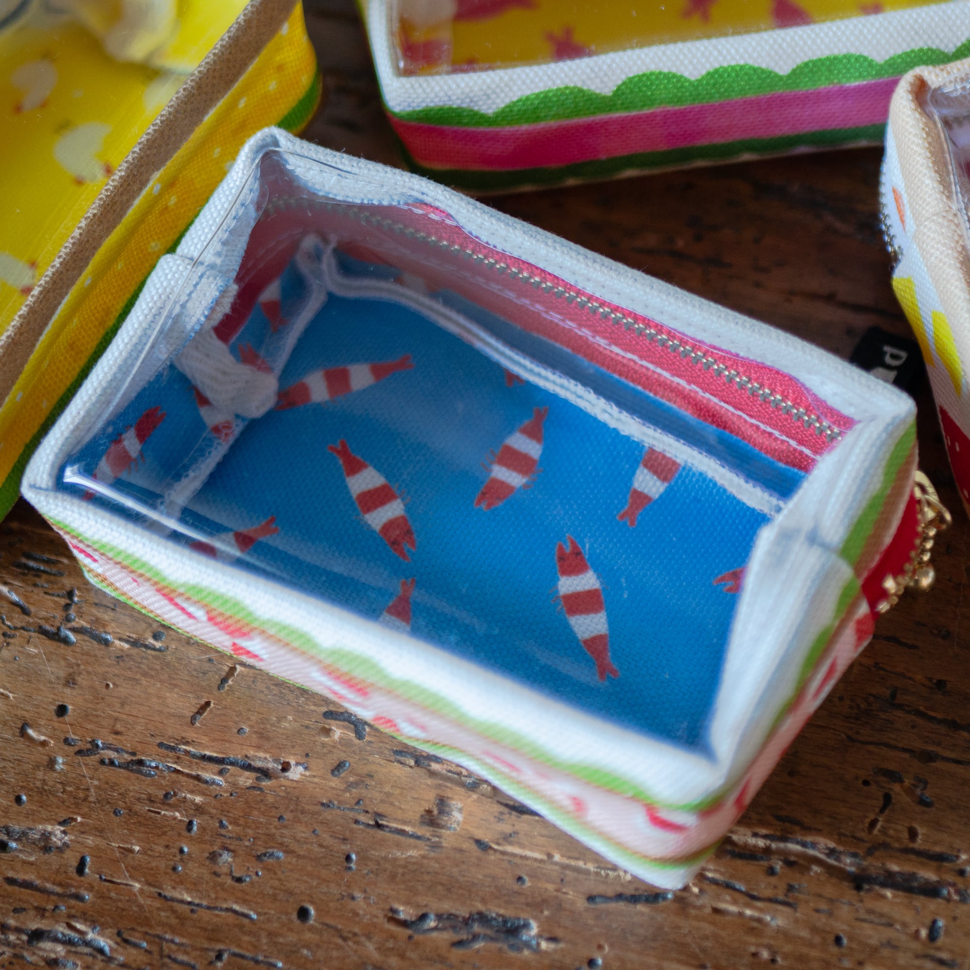 四角サンドのクリアポーチ