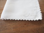 リネンナプキン　細かなスカラップとアイレット刺繍（B）薄シミ、やや毛羽立ちあり 画像2
