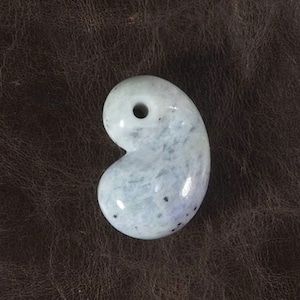 糸魚川翡翠 ラベンダー翡翠 ふく勾玉 14.9g  Itoigawa lavender Jadeite Fuku-Magatama