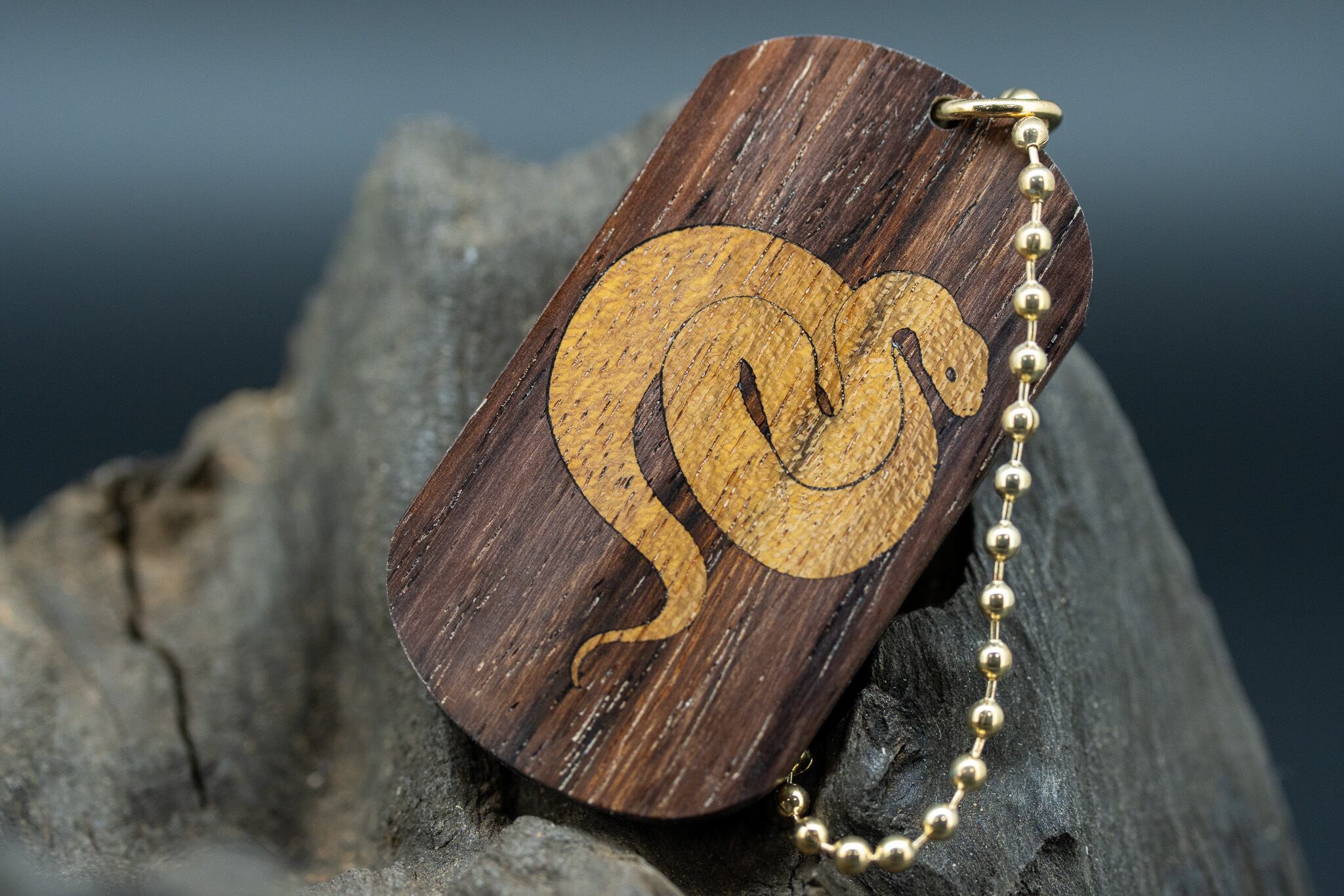 【唐木三大銘木】 紫檀 (ソノケリン) ドッグタグ 象嵌 干支タグ 乙巳