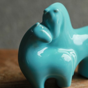 グリーンが美しい、幸せな親子の馬 2