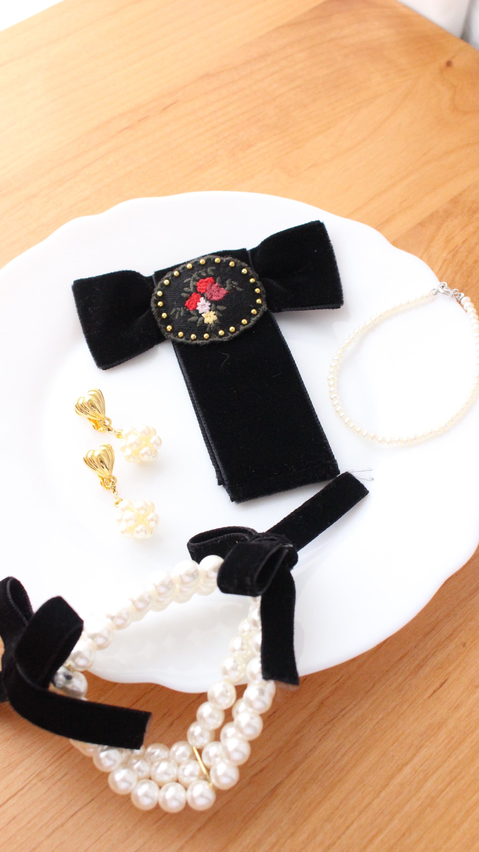 ベロアリボンブローチ 花柄刺繍ワッペン〈m.kさま専用〉