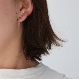 twist motif ear cuff