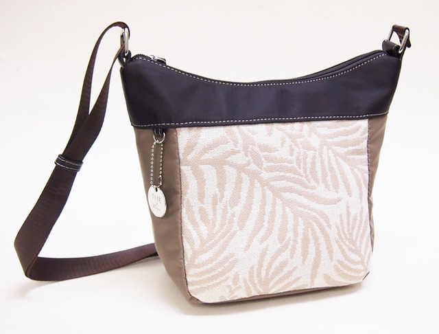 ショルダー ナイロン×ボタニカル柄軽量斜め掛け台形ショルダー アルカイック