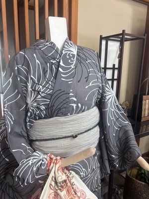 プレタ浴衣・グレー地花火柄×ふんわり兵児帯（ライトグレー）×帯飾り　セット