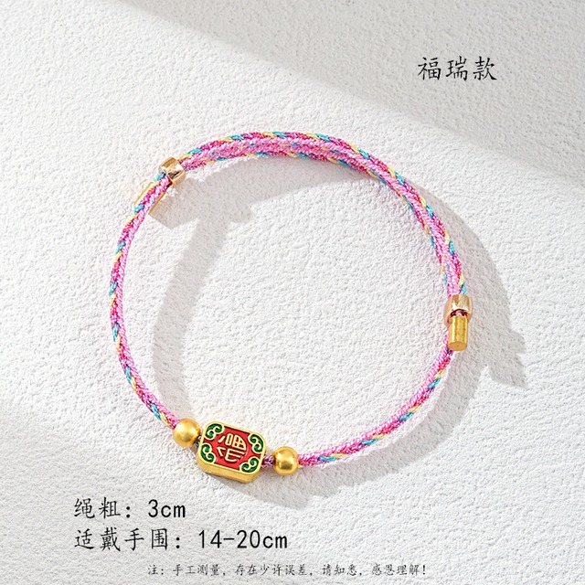 色とりどりの手編みブレスレット