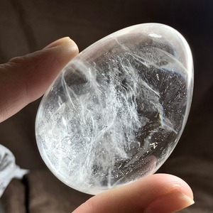 2.透明度高く大きい水晶たまご・可愛い台座付き