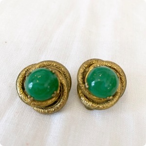 【フランス直輸入】 深みのあるグリーンカラーとゴールドで華やかな印象に ヴィンテージイヤリング