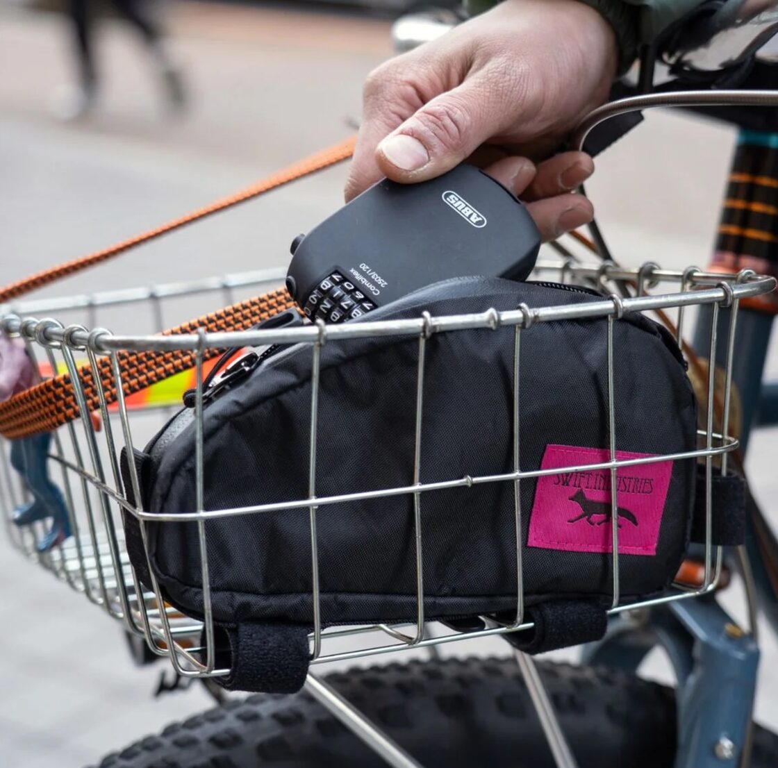 バッグ i Fendi Peekaboo I see u white bag in braided leather, 21 cm