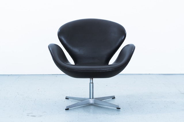 Arne Jacobsen | Swan Chair Model 3320