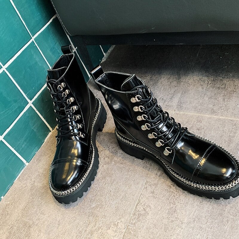 【新作】【送料無料】 ブラックパテントレザーマーティンブーツチェーン装飾ハンサムなオートバイのブーツ厚いソールフラットプラットフォーム冬の靴の女性 シューズ ウィンター 冬物 10b382222482166