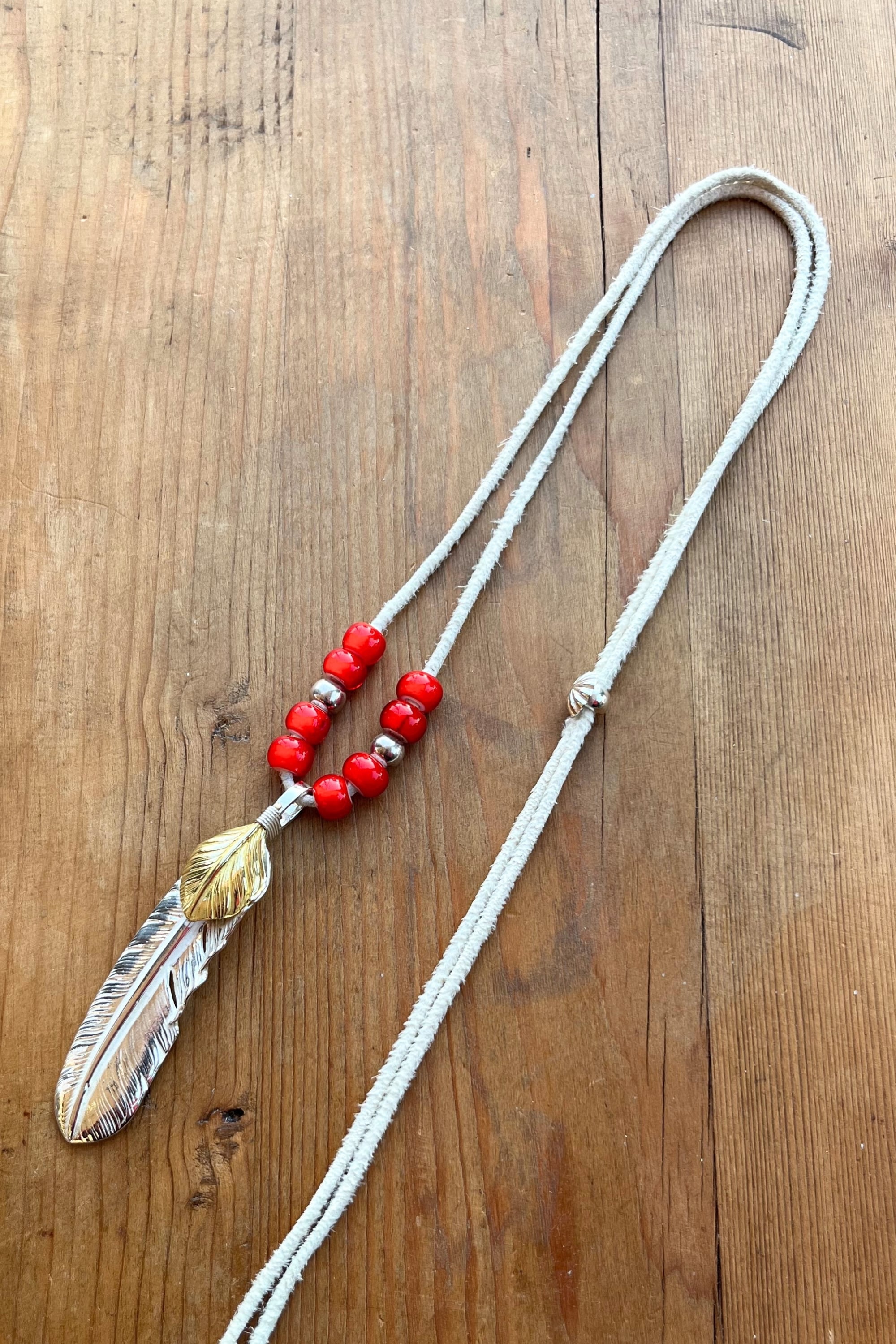 go83 上金ハート特大フェザー ホワイトハーツ、ビーズ革紐カスタム