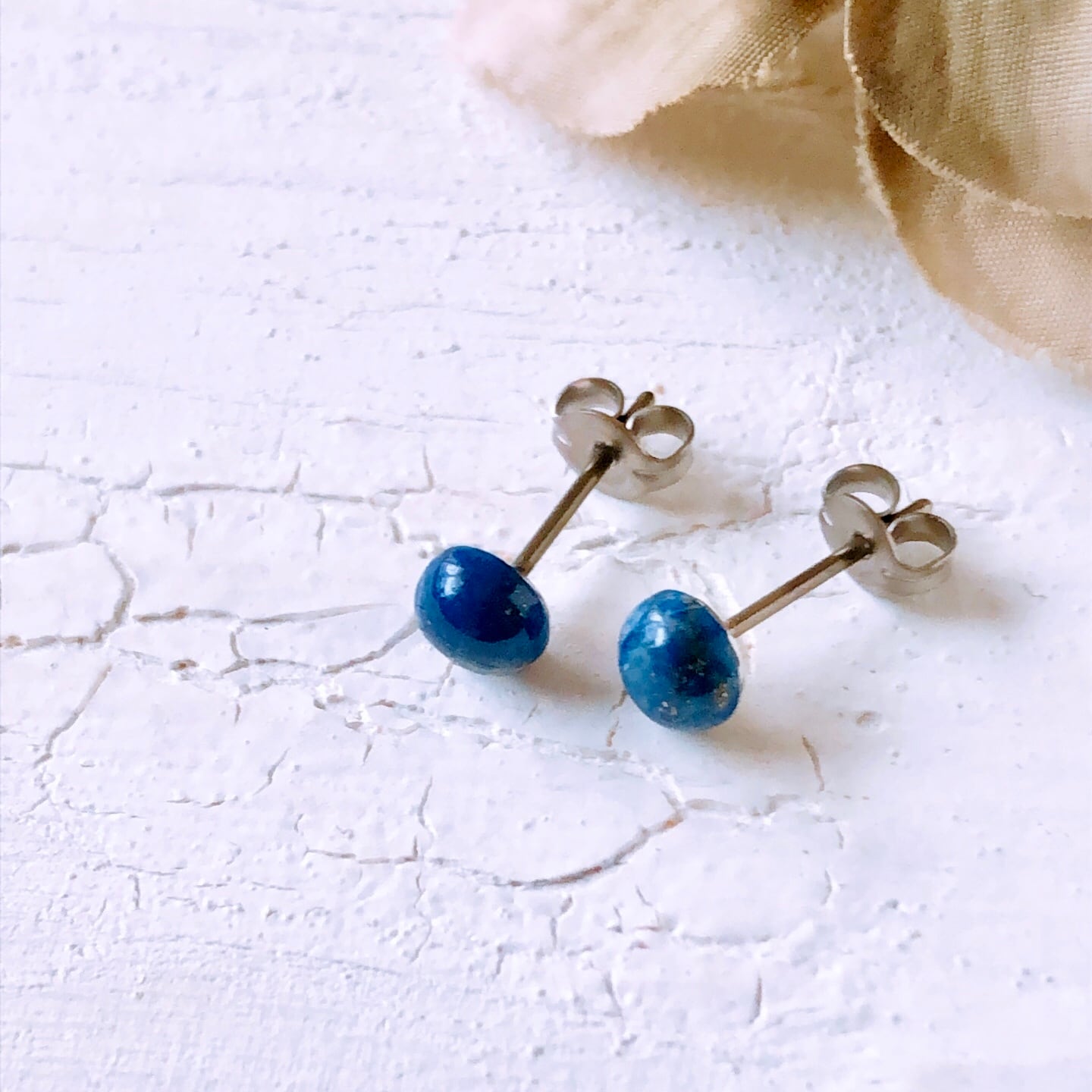 ラピスラズリの天然石イヤリング/チタンピアス 5mm 12月誕生石 金具