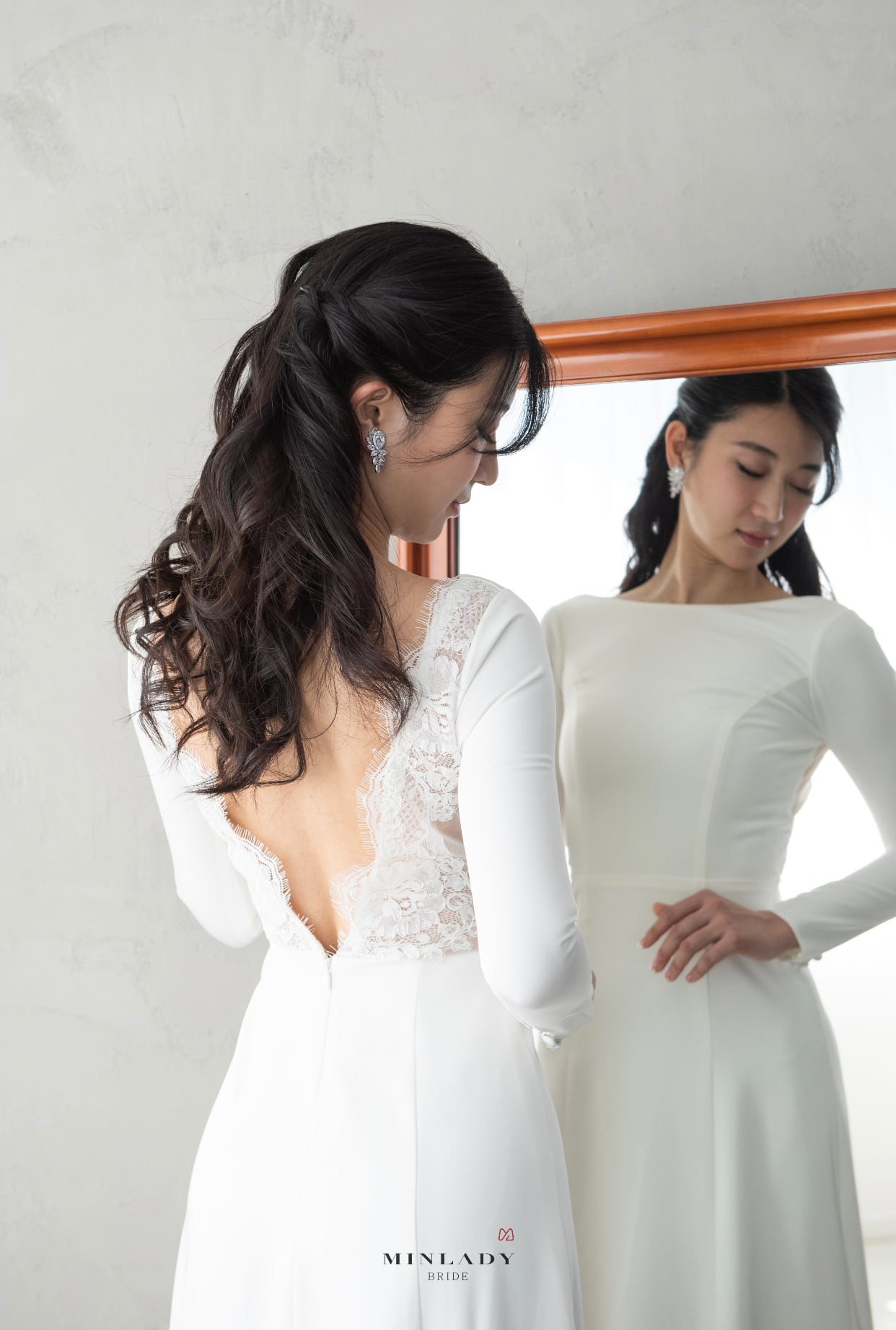 スタイリッシュ ミニマル ボートネック ウェディングドレス