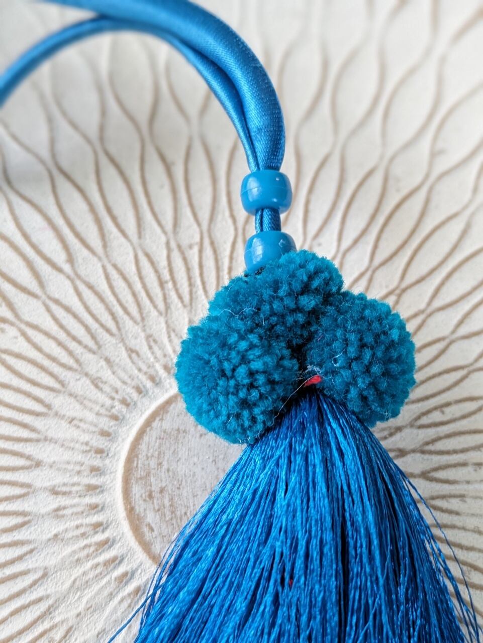 sale】チェンマイ サラサラ カラフルタッセルチャーム 緑 ピンク 青